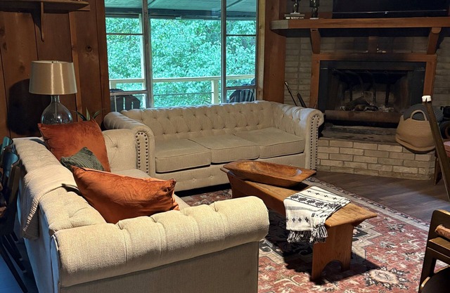 Newly renovated cabin on Lake Millwood, Saratoga Landing