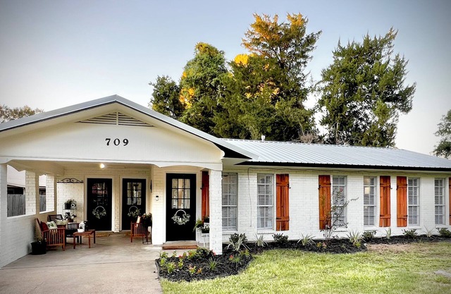 Newly Renovated Charming 3-bedroom house in Marksville - Sleeps 10