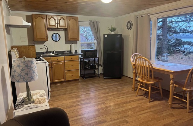 Newly renovated Chickadee cabin on Harrington River, sleeps 4. Pet friendly