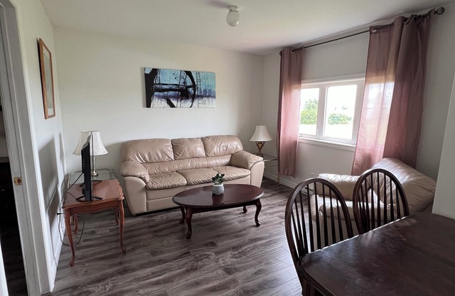 Newly renovated cosy cottage 3 minute walk to the beach.