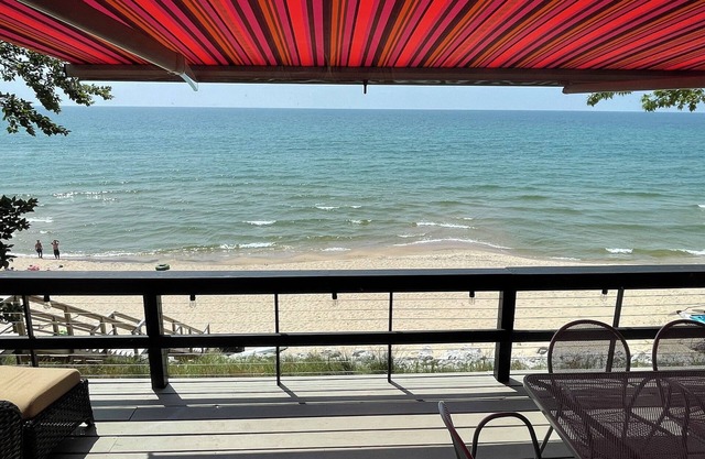 Newly Renovated Cottage with Private Lake Michigan beach
