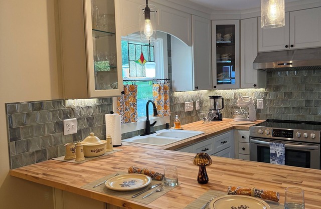 Newly renovated cottage in Clayton Historic District - a short drive to Raleigh