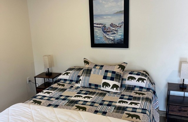 NEWLY RENOVATED! Cozy cabin in peaceful Oscoda with WiFi, AC
