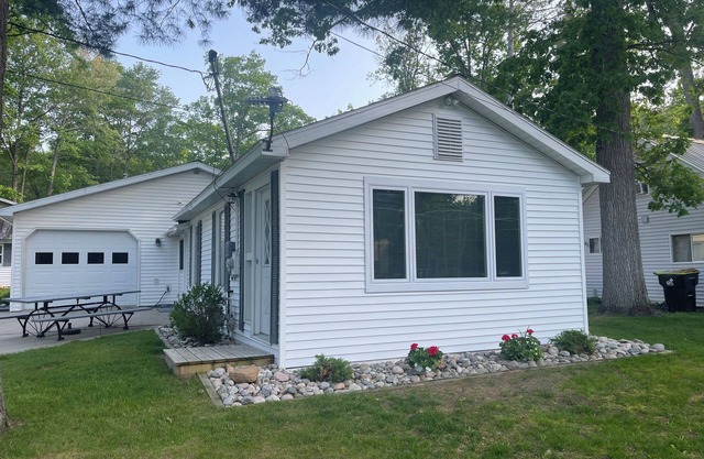 Newly renovated cozy cabin, walking distance to beach and park.