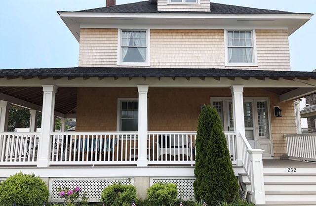 Newly renovated family beach house, walking distance to everything!