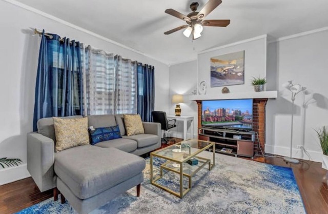 Newly Renovated G. Floor House:3 Bedrooms with Living Dining & Large Kitchen