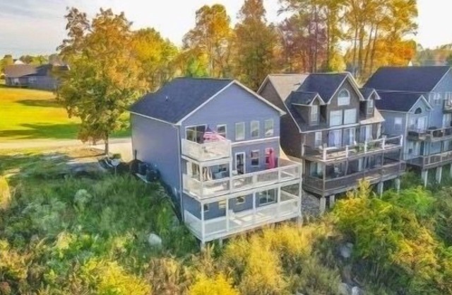 Newly Renovated ‘Harborview’ overlooking Lee’s Ford Marina on Lake Cumberland