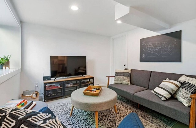 Newly Renovated Hawthorne Retreat- Private Apt!