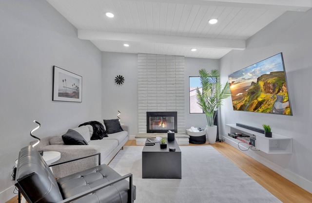 Newly Renovated House - Hot Tub - eBikes - Fire Pit - Surfboards