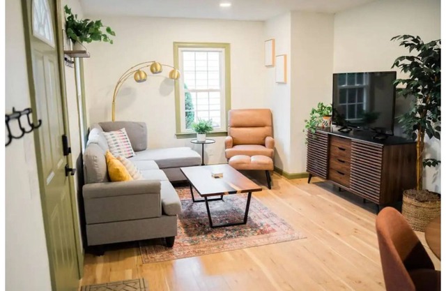 Newly Renovated Home - Creative&Cozy - Location!