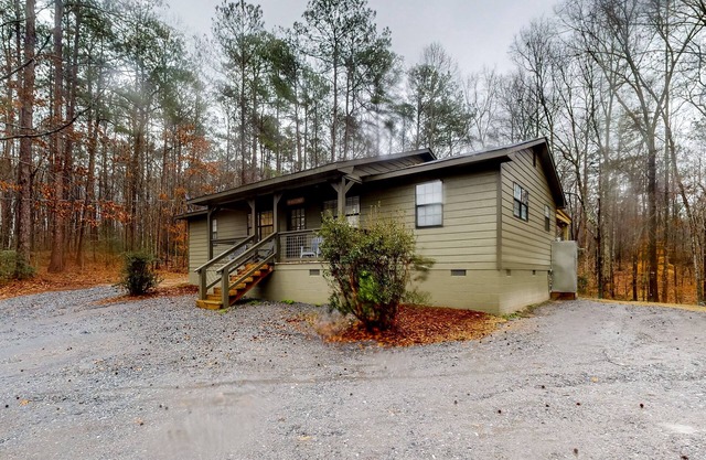 Newly renovated home near private boat ramp - covered porch & dog-friendly
