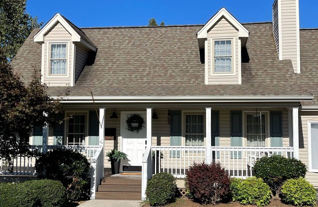Newly renovated home with a pool! Minutes from food, coffee, and shopping!