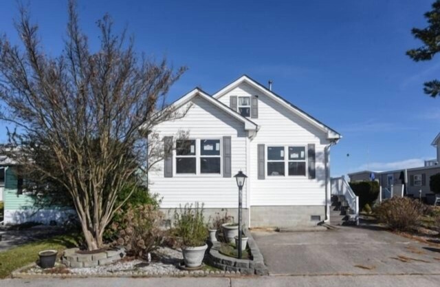 Newly renovated home in much sought after Montego Bay Community. 2 Pools and tennis