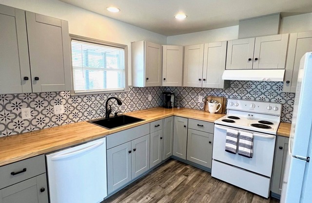 Newly renovated in in downtown Yreka, near hospital