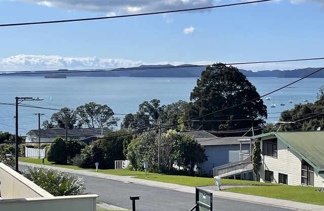 Newly renovated kiwi bach, spectacular ocean views, 2 minutes walk to the beach