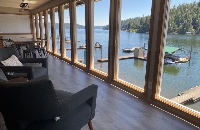 Newly renovated Lakehouse on Rockford Bay, private beach, walk to Shooters