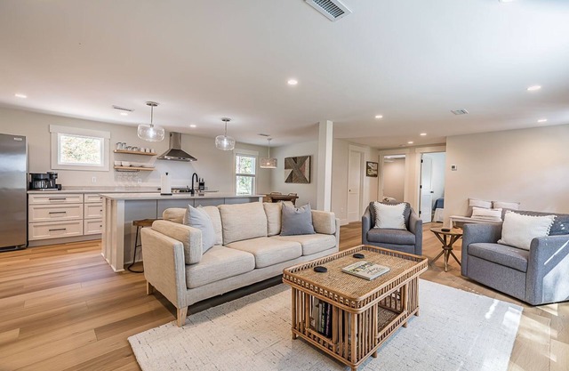Newly Renovated LowCountry Cottage with Marsh Views - Sleeps 6