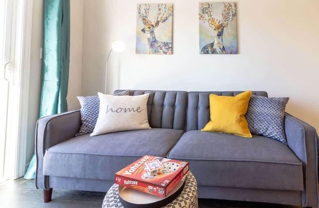 Newly Renovated Modern Condo Near Hospital, UNB Patio & Parking Coffee