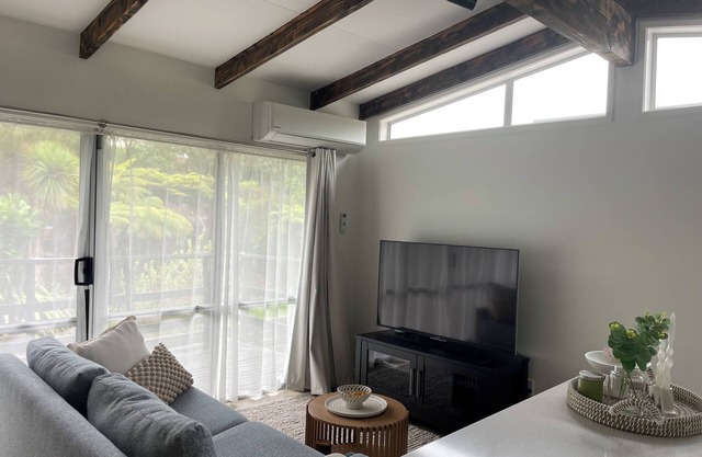 Newly renovated one bedroom house near beaches, shopping and great schools