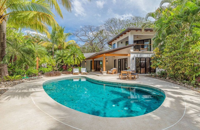 Newly renovated private villa with pool 2 min from beach