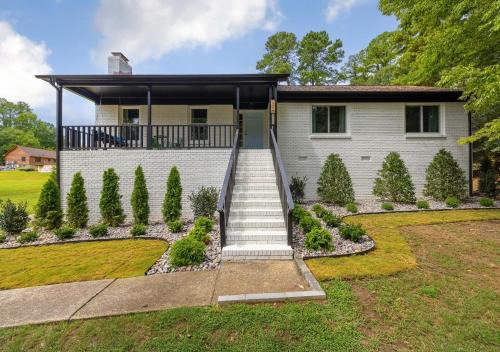 Newly Renovated-Private Pool & Huge Deck