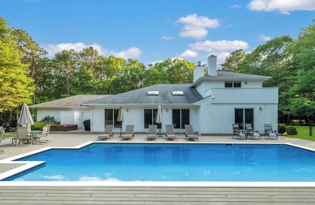 Newly renovated Quogue Estate, Short Walk to the Beach, Private Pool and...
