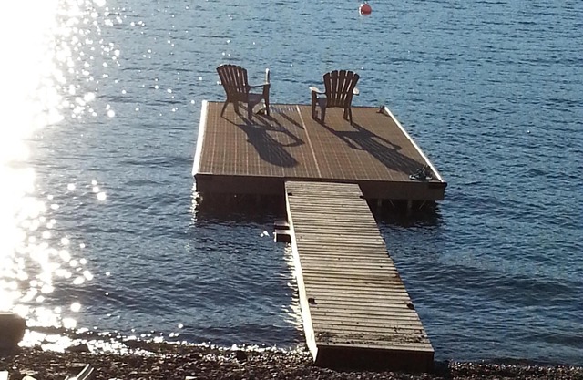 ¡RECIENTEMENTE RENOVADO! Lago Shuswap, 3 dormitorios, 2 baños, playa privada