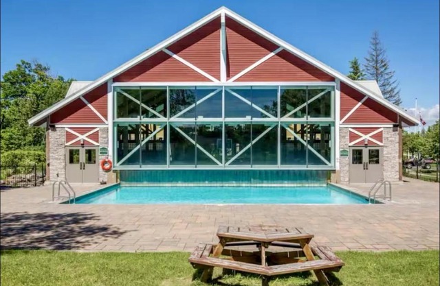 Newly Renovated Ski-In Ski-Out 1-Bedroom Condo with Pool, Gym, Sauna by Horseshoe Valley
