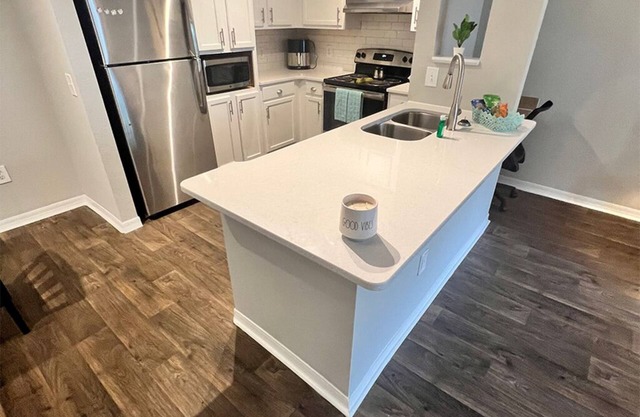 Newly Renovated! Spacious & Large Windows, Near UF