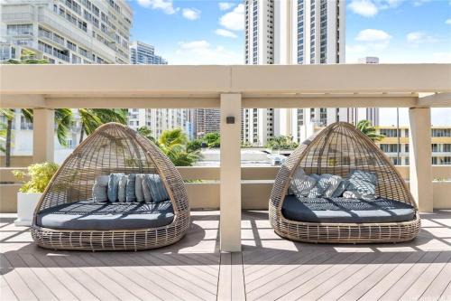 Newly Renovated Top Floor Ala Moana Balcony