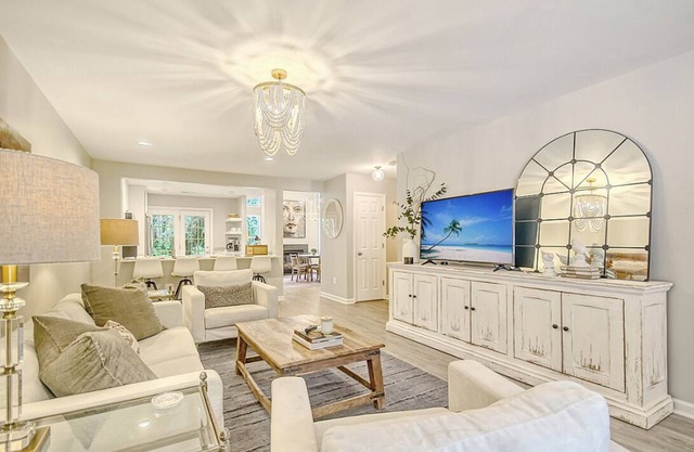 Newly Renovated Townhouse close to Daniel Island