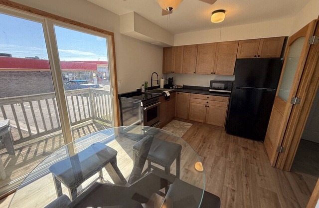 Newly RenovatedSpacious 2B across from Teal Lake