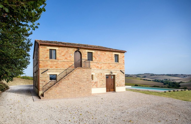 Villa recientemente restaurada con piscina privada climatizada y vistas impresionantes.