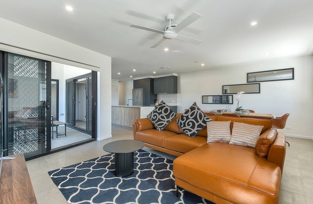 Newly spacious top level good view near city apartment