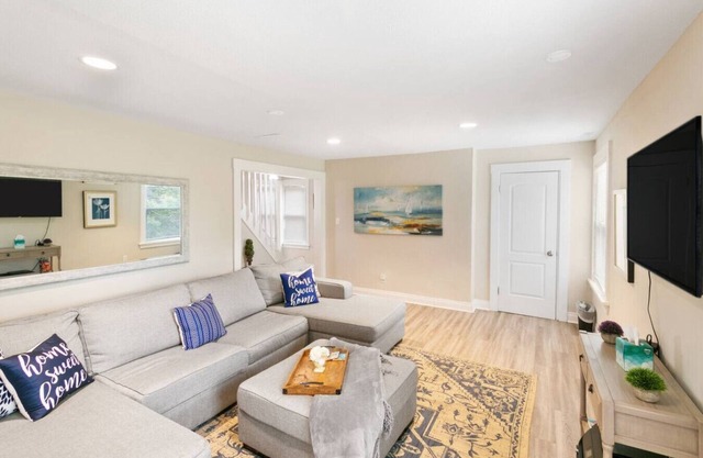 Newly UPD home in DT Libertyville Near Naval Base!