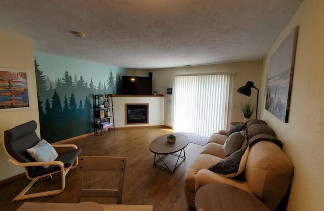 Newly Updated 2 Bedroom Townhome with Fireplace
