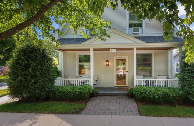 **newly updated 2022** Heart of Leelanau Wine Country* BLOCK a from the BEACH!