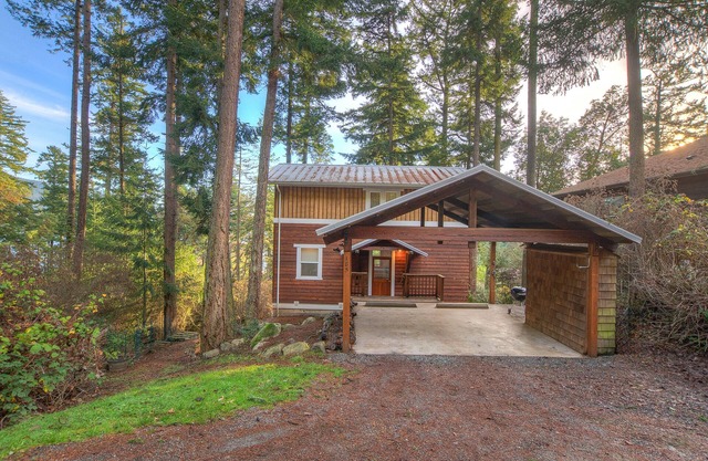Newly Updated Cottage with Hot Tub, 2 fireplaces, fire pit