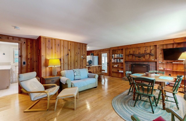 Newly updated lakefront cottage with screened porch, large yard & kayaks