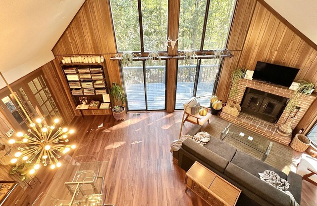 Newly-Updated + Retro-Style Cabin + For People w/Dogs + Fireplace + Woods + Cool