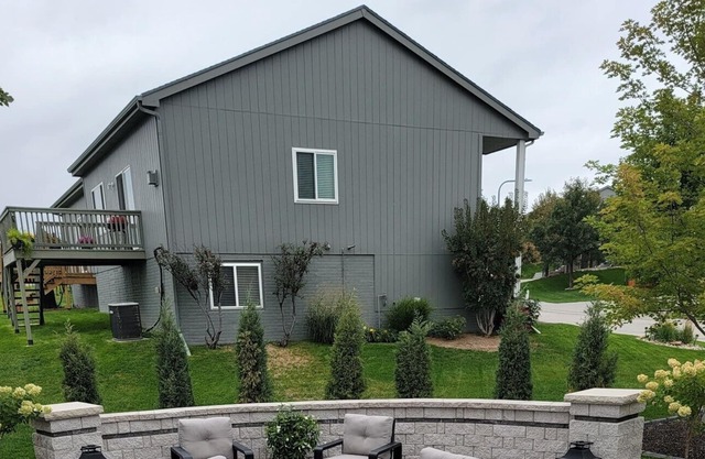 Newly Upgraded Beautiful 3 bedroom Home with Hot Tub Firepit and 2 Garage