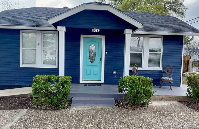 Newly Upgraded, Cozy home 7 minutes from Downtown