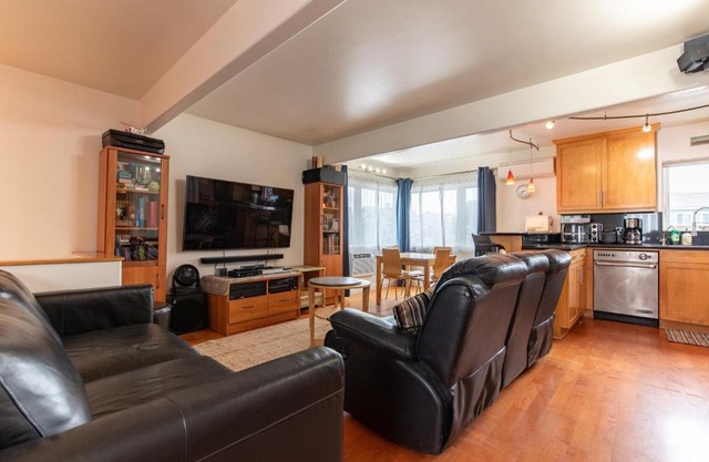 Newport Beach House 1 block from the beach FREE pickleball courts and 5 beach cruisers