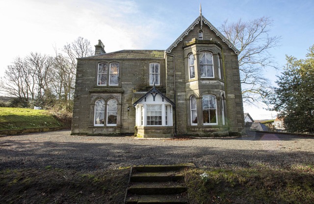 6 Bedroom Home - Newton Manor House