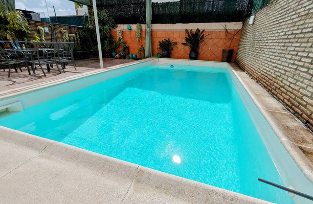 Junto al Metro y ¡al Centro de Sevilla!Gran vivienda con piscina privada.