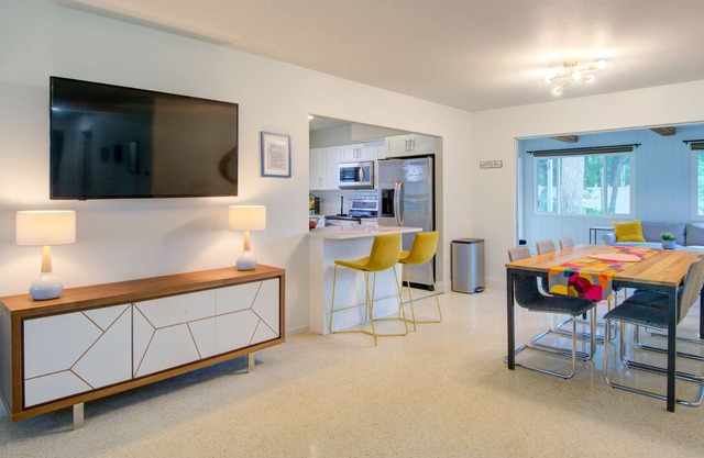 Next to Ed Smith Stadium, Close to Beaches & City