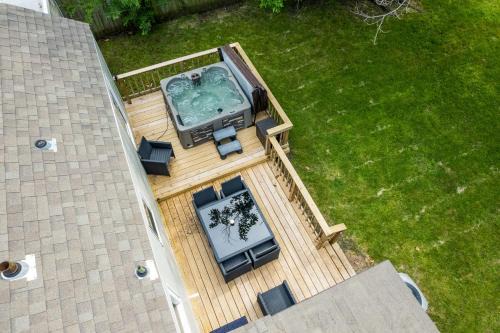 Next To Expo, 5 Beds, Hot-tub, Corn Hole, Pets!