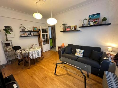Next to Paris Metro - Calm & Convenient Apartment