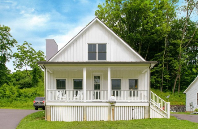 Bright and Modern Getaway next to the Jefferson Warm Springs Pools!