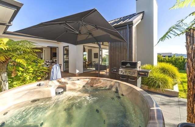 Nga Roto Retreat with Hot Tub